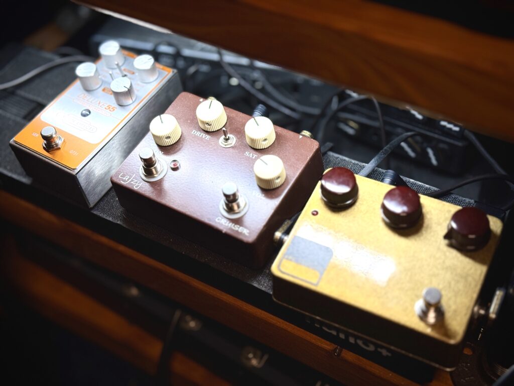 This is a photo of my pedalboard.
There are 3 pedals on the board. From left to right, they are:
- Origin Effects Deluxe55
- Lazy J Cruiser Deuce
- Arc Effects Klone v2